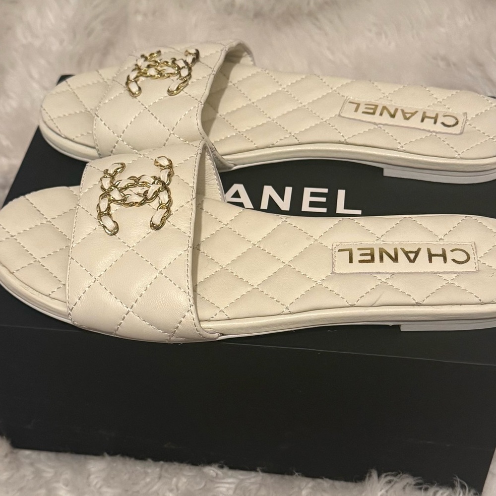 CHANEL White Chain Gold CC Logo Quilted leather Mules Slide.
Size EU 38 US 8
